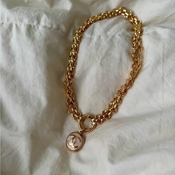 Pink Chanel pendant necklace - Picture 4 of 13